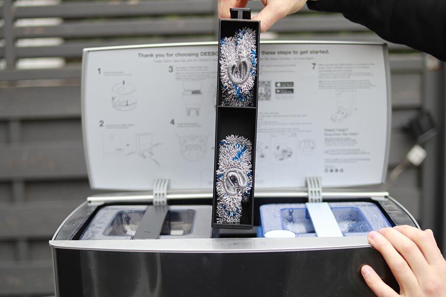 Die Organisation des oberen Fachs der Ecovacs Deebot Station ist zu sehen